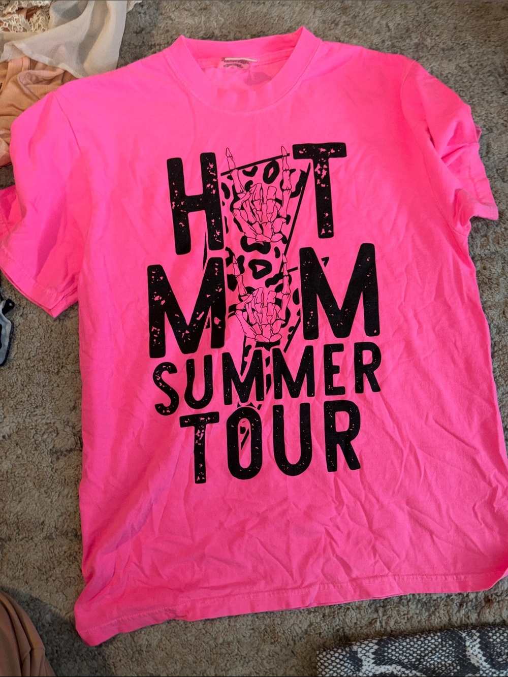 3/$15! Women’s medium Comfort Colors Hot Mom Summer Tour Neon Pink Graphic Tee